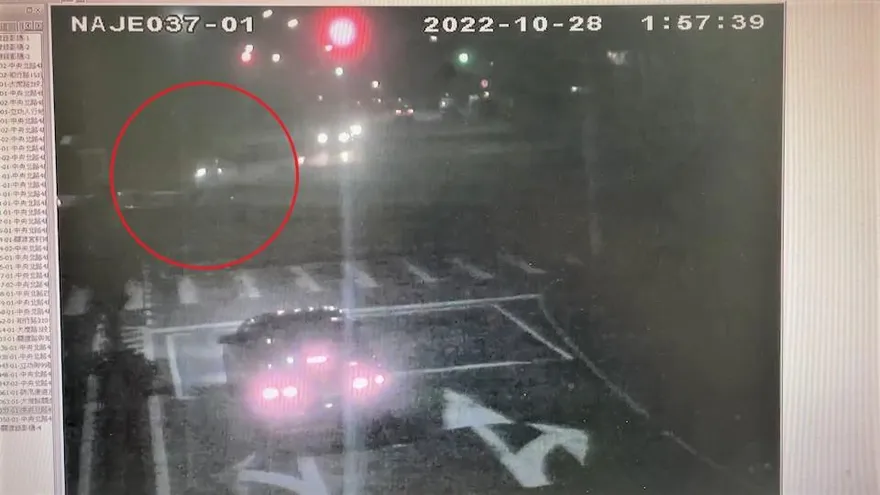 畫面曝光！大度路機車闖紅燈遭特斯拉撞擊　後座摔飛慘死…女乘客為北藝大新生