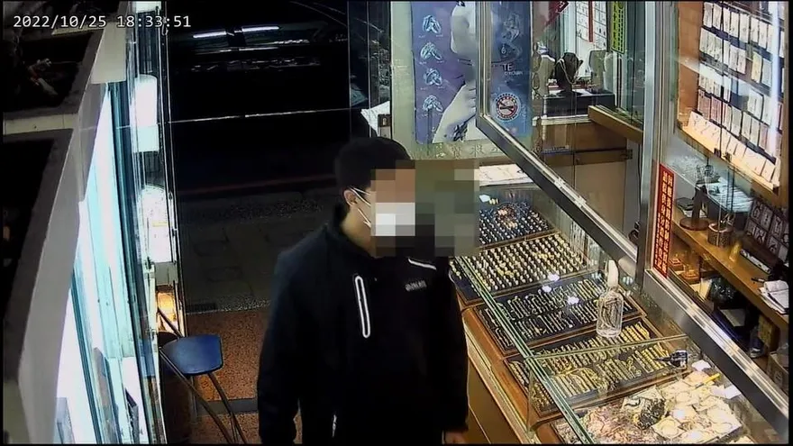 新竹銀樓搶案！搶了就跑…黑衣男2分鐘打劫4萬元金戒指