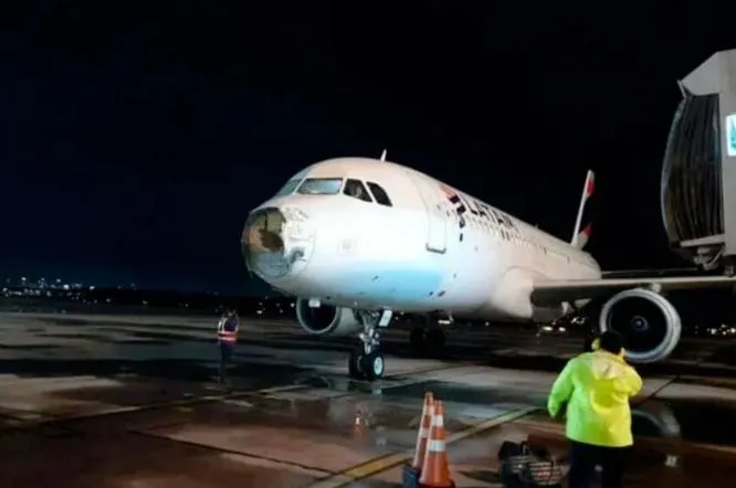 影/受惡劣氣候襲擊　南美飛機機頭受損嚴重緊急迫降