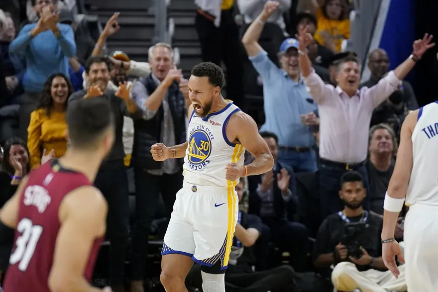 關鍵16分阻反撲！浪花兄弟聯手飆分　衛冕軍勇士「6人得分上雙」氣走熱火