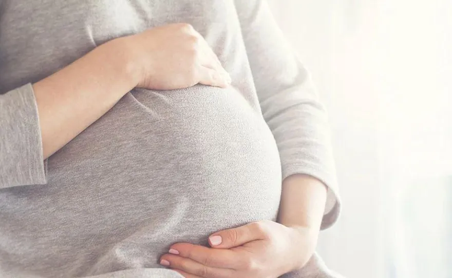 家裡外勞懷孕了…爸爸驚喊「給你添弟弟」！她見「媽媽秒變僕人」崩潰