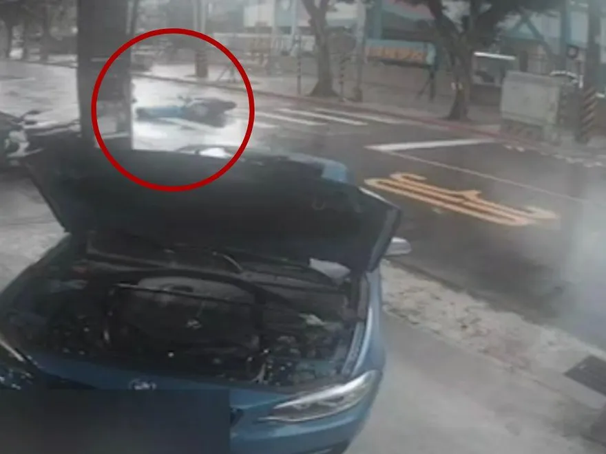 快訊/南港「2機車相撞」！1人慘遭撞飛「失去呼吸心跳」　送醫急救中