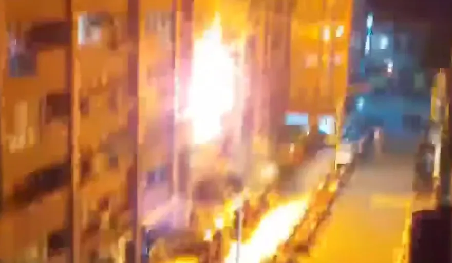 快訊/冷氣室外機連爆3次！新竹社區深夜烈火狂燒　火光、巨響住戶嚇傻…驚悚14秒畫面曝光