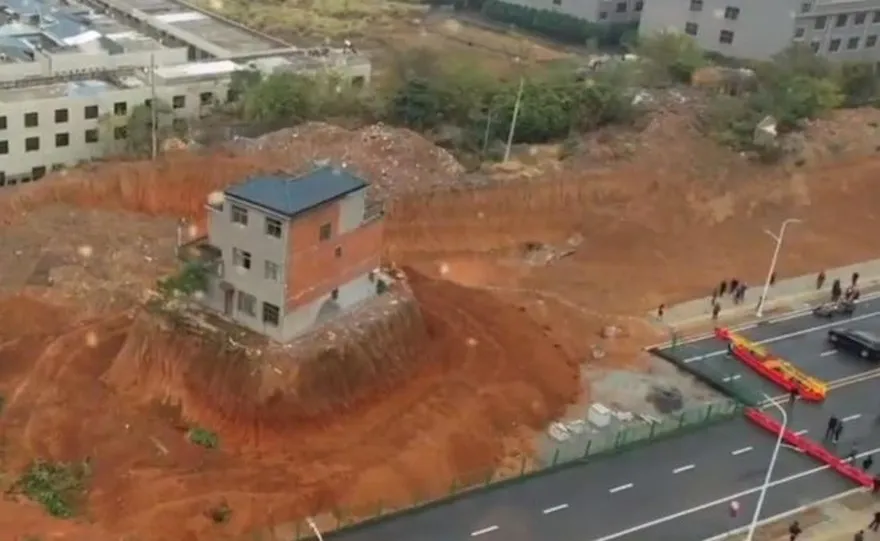 影/透天厝拒拆遷被挖成「孤島」　超慘釘子戶進出得爬梯子