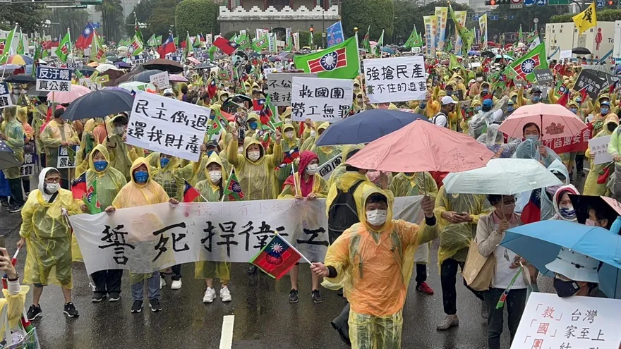 影/救國團凱道遊行！怒嗆要讓黨產會變「流產會」