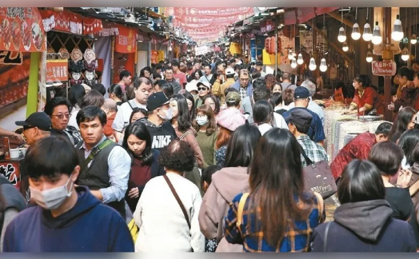 人潮洶湧地形斜！　他喊台灣這地方像「梨泰院」