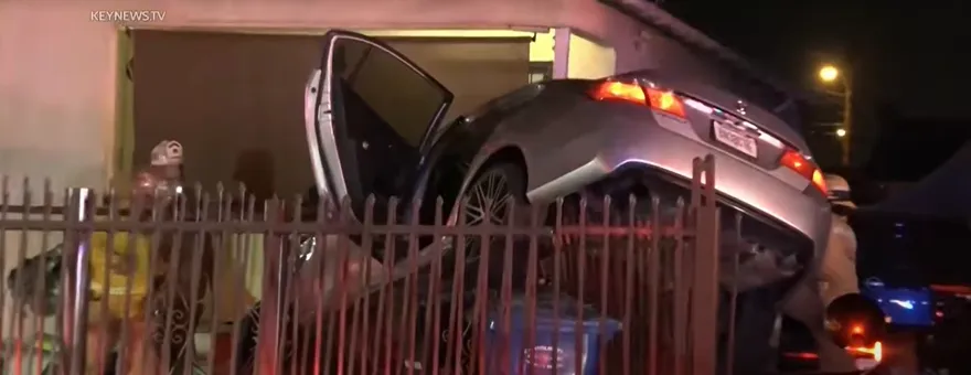 懸浮在半空中！洛杉磯住宅區驚見「飛天汽車」　直接飛進人家大門
