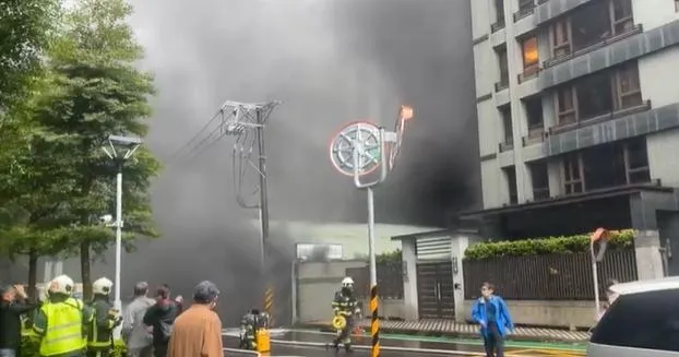 影/內湖家具工廠大火！悶燒竄白煙…上班民眾驚逃