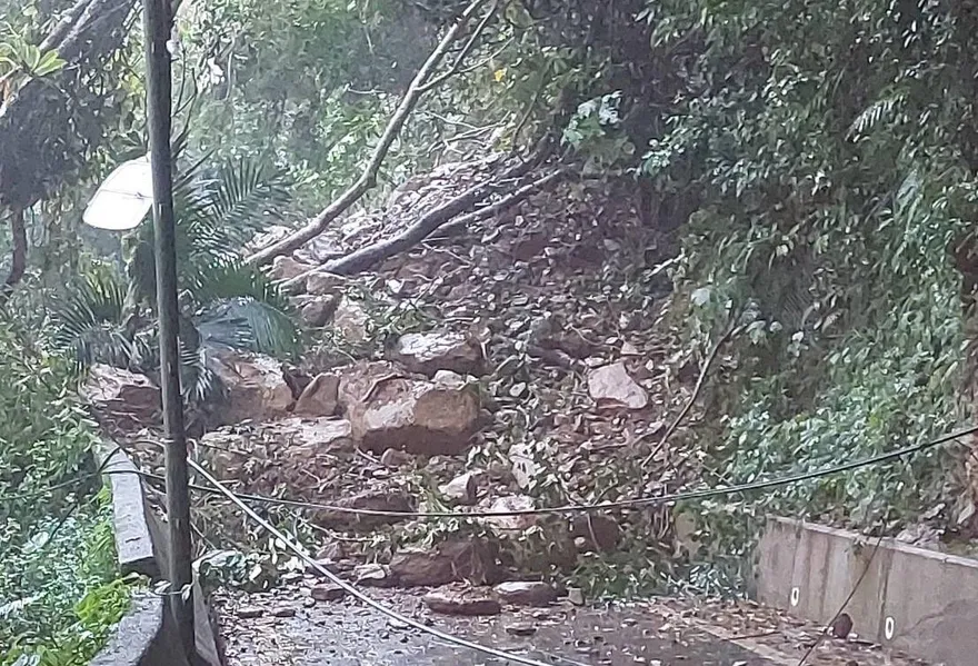 影/烏來大雨土石崩塌斷路！40里民受困…公所搶通中