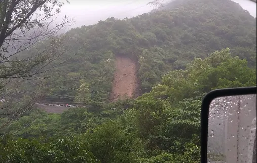 雨彈炸宜蘭！蘇花公路坍塌　工程車遭埋…現場畫面曝