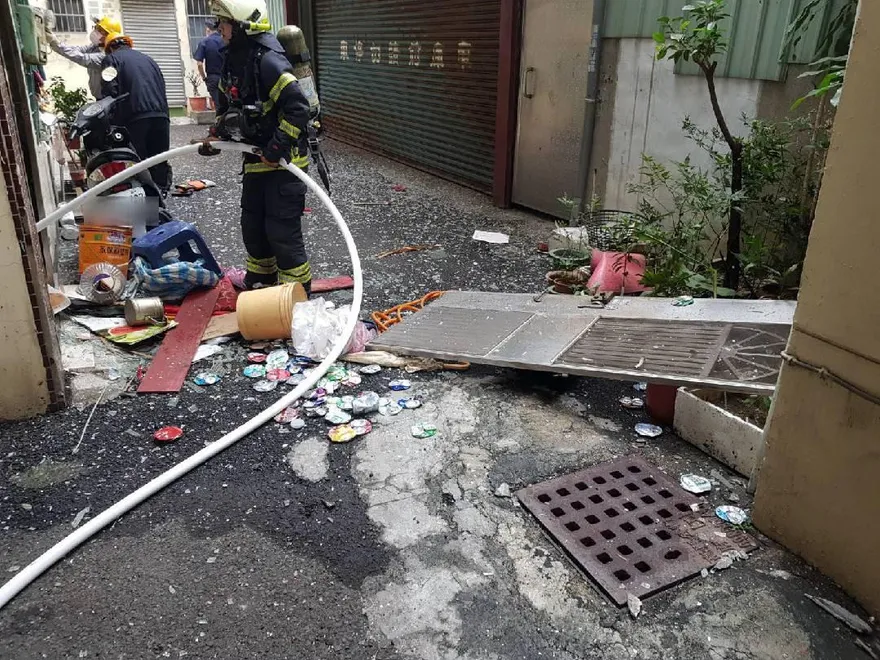 影/高雄鳳山民宅氣爆！鐵門炸飛…1人頭部、雙手灼傷送醫
