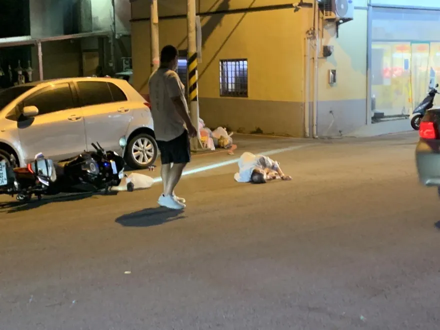 苗栗死亡車禍！9旬翁過馬路遭撞飛　濺血倒地送醫不治