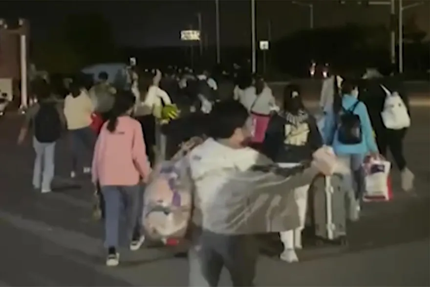 鄭州富士康爆疫情　員工稱「返鄉者多為短期工」　廠區公布新規：全勤可獲獎金6.6萬台幣