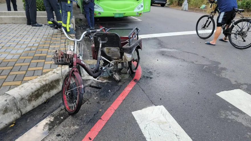 電動三輪車自撞突起火！　台中8旬嬤慘遭2度燒傷