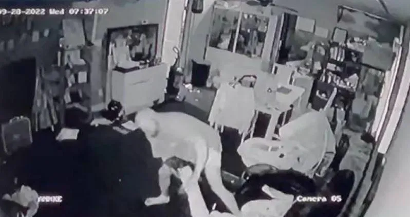 不爽家暴被檢舉！狠男出獄找妻尋仇　「當幼兒面開槍」她染血慘死