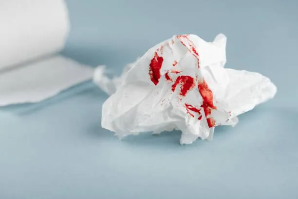 男子摳痔瘡爆血！忍半年「蛋蛋也遭殃」　醫一看傻眼：「那是菜花」