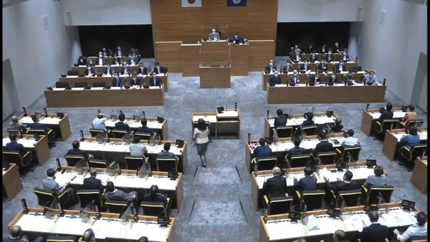 專心開會！日本市議會遭抗議議員打嗑睡　直播開特寫緊盯