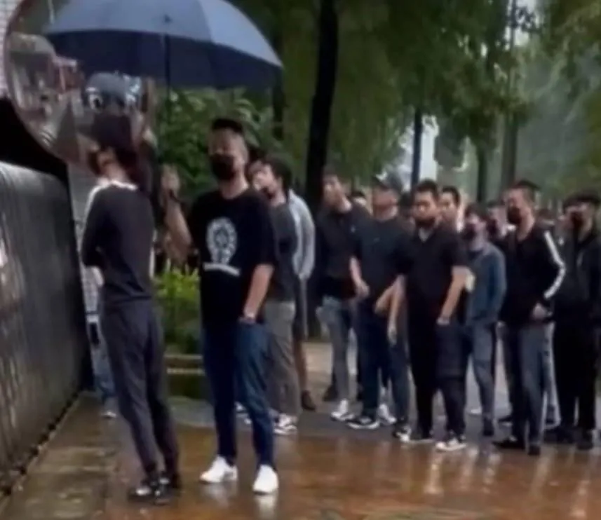影/北市育成高中校門黑衣人群聚！警否認鬥毆竟稱：單純家長接送
