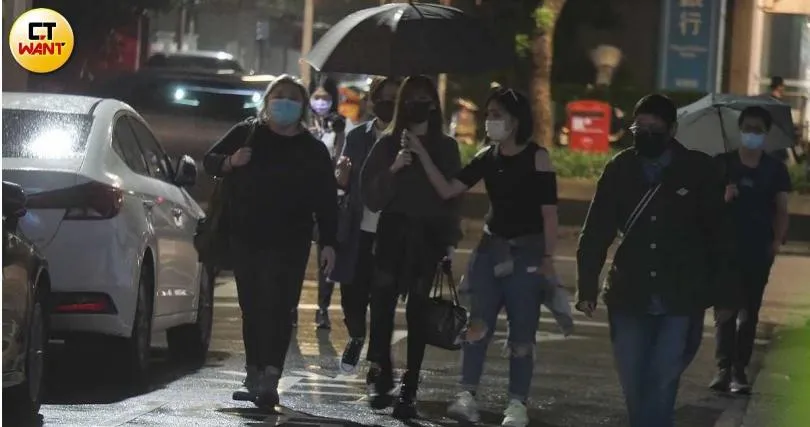 直擊王心凌「幫工作人員撐傘」超貼心！《浪姐3》奪冠「帶著好消息」低調返台