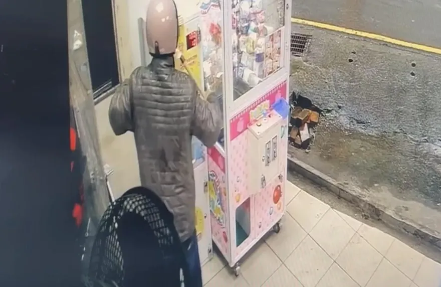 心虛遭逮！男子油壓剪破壞兌幣機偷錢　遇警盤查棄車狂奔跳水溝