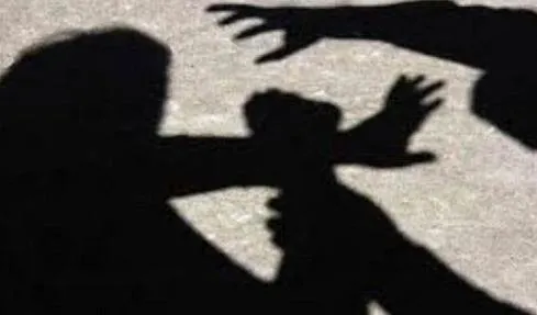 影/不滿媽沒收手機　12歲屁孩點滴打一半爆氣拔出...當街「狂揍母親 」