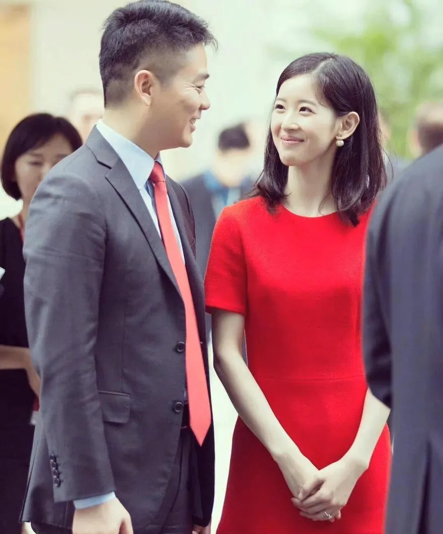 陸網紅「奶茶妹」產子在即丟總裁夫人　富尪劉強東轉讓股票套現