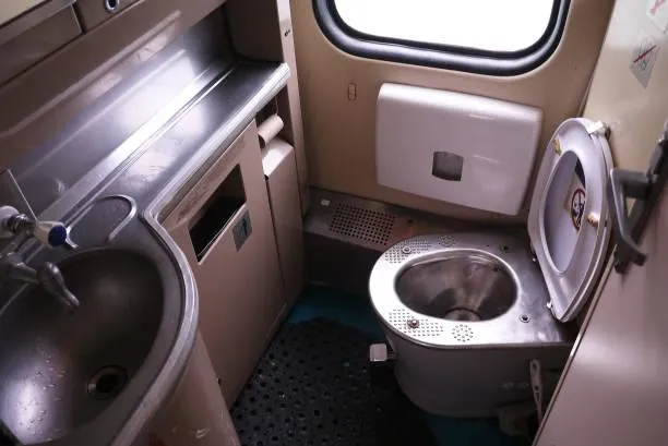 火車站廁所見不明男屍！詭臭飄車廂　隨車行駛900km…警方破門嚇壞