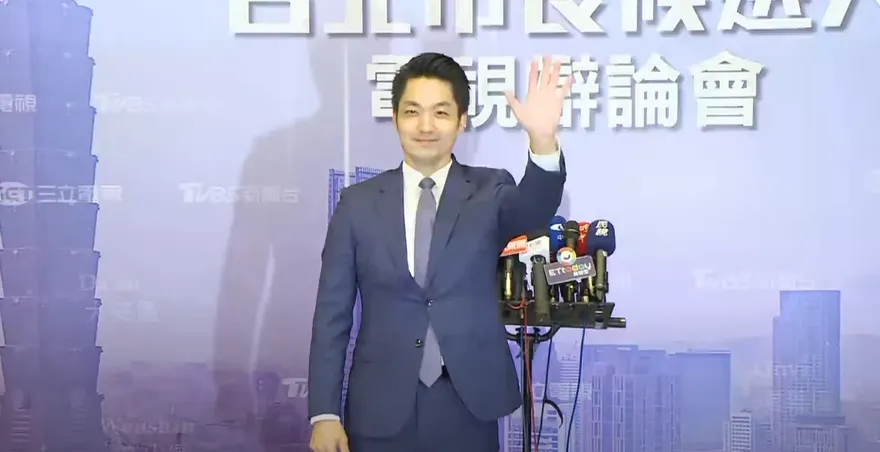 台北市長選舉辯論/蔣萬安戴上太太挑的領帶參戰　親曝「大兒子出門前給我擁抱」