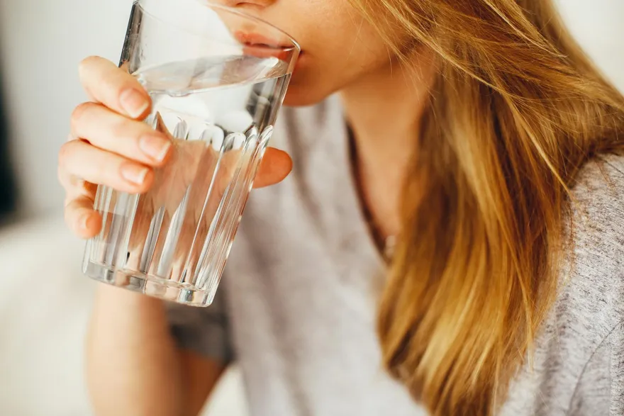 嘴裡細菌最愛「口乾舌燥」牙醫：不愛喝水的人要注意