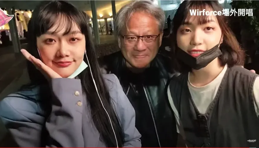 【影】NVIDIA黃仁勳驚奇現身台灣　與直播中的網紅女歌手親切合唱