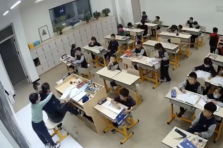 再辛苦也值得！老師隨口一句好冷　下一秒小男孩「這舉動」讓全網眼眶濕