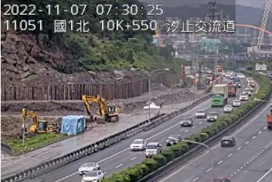 國1走山二度崩塌！今凌晨「提前搶通」2車道全線開放　汐止端塞車舒緩畫面曝