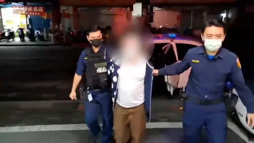 【影】酒駕拒檢！男子倒車撞傷1警…遭狂轟12槍　飛車逃3公里被逮