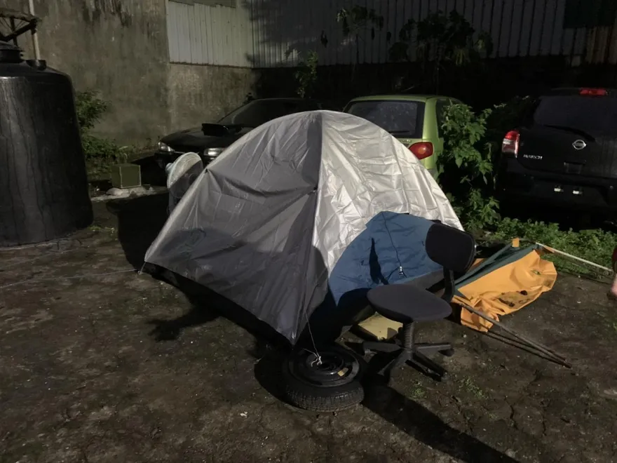 淡水男雨中露營野炊！警上前關心卻發現這東西…這下慘了