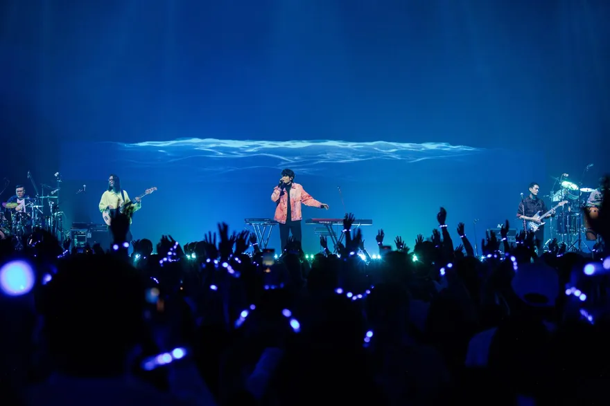 五月天阿信敲碗看跳愛河！  宇宙人演唱會她騎腳踏車上台全場驚