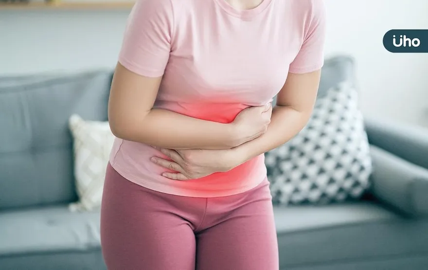 女童蜷縮狂喊肚子痛！醫一摸「硬到像木板」嘆：是罕見病例