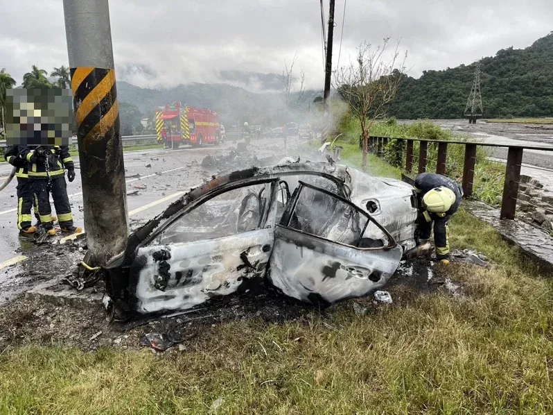 宜蘭重大車禍意外！小客車自撞電線桿起火燃燒　駕駛拋飛慘死