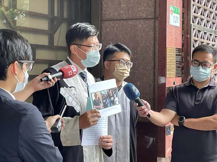 被吉了！徐巧芯批陳時中摟人妻「伸鹹豬手」　他赴地檢署舉發：意圖使人不當選