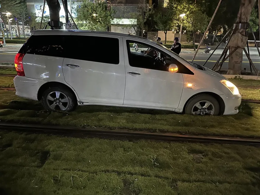 快訊/高雄輕軌「停駛26分鐘」！緊急改計程車接駁