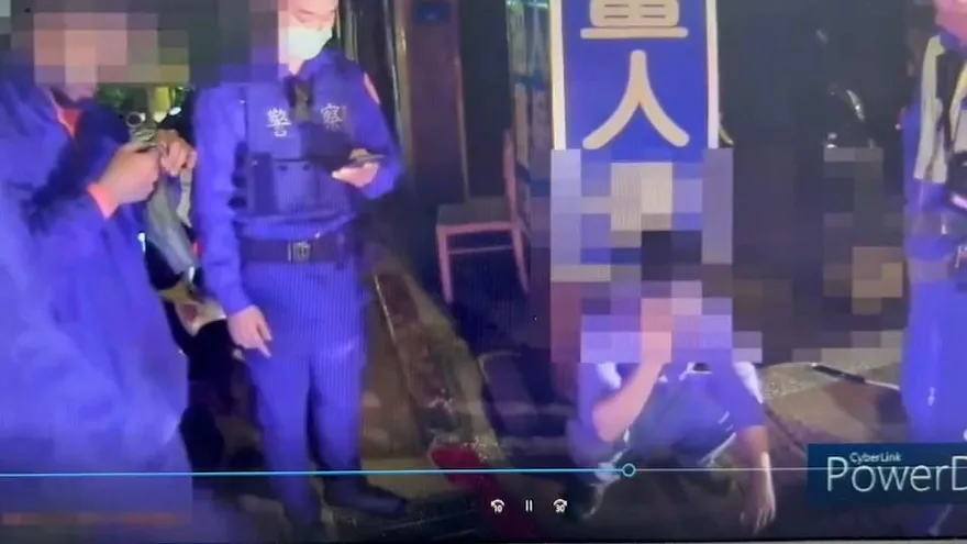 【影】男子大街持球棒砸車…只因這原因！他怒敲車窗洩恨