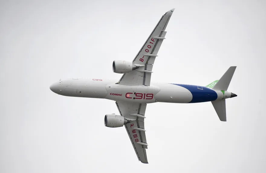 珠海航展/45度側飛、超低空飛行　陸產大飛機C919首秀獲300架大訂單