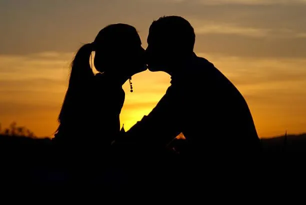 已婚醫與護理師診間大膽親熱！傳裸照嘿咻聲音檔調情　正宮崩潰暴瘦狂落髮