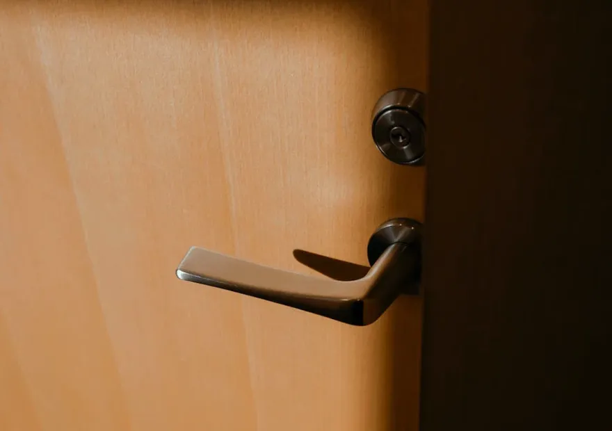 不滿樓上鄰居噪音　台中老翁3度用「屎尿水」灌門縫！悽慘下場曝光