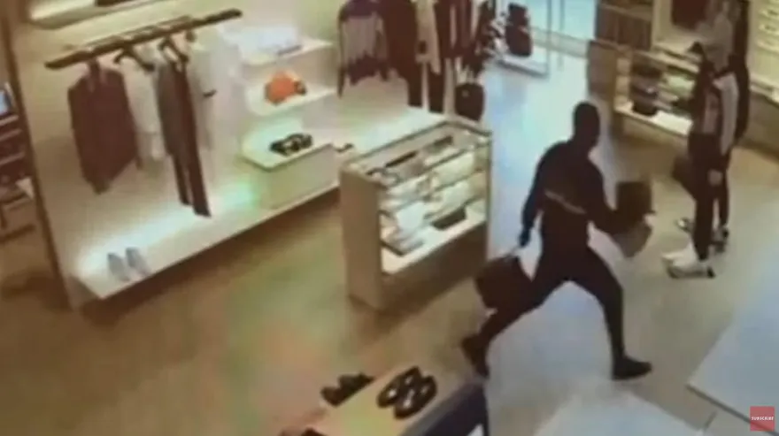 【影】玻璃太乾淨？17歲男搶不成「57萬LV包」竟跌倒昏迷　監視影像曝光