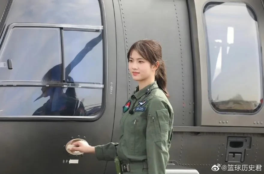 【影】珠海航展/陸最正女飛官現場解說直-20　親切笑容成「嬌點」網讚：又美又颯！