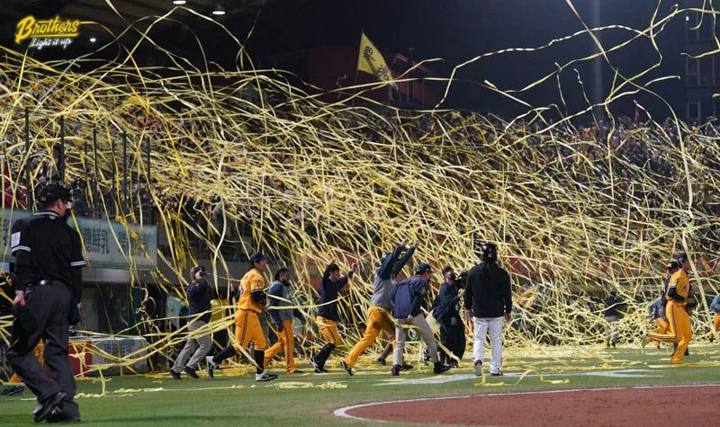 快訊/中信兄弟4連勝「橫掃」封王！滿場球迷拋下黃色彩帶慶祝奪冠