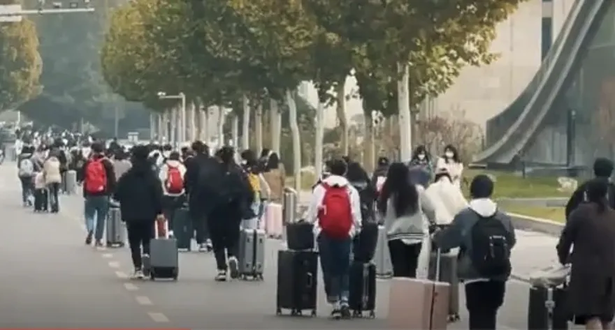 【影】不想淪富士康第2　鄭州黃河科大學生衝出校園喊：淪陷了！