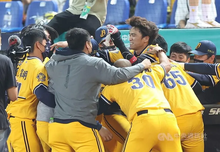 中信兄弟挺過2次疫情考驗　仰賴年輕球員及板凳深度撐起2連霸