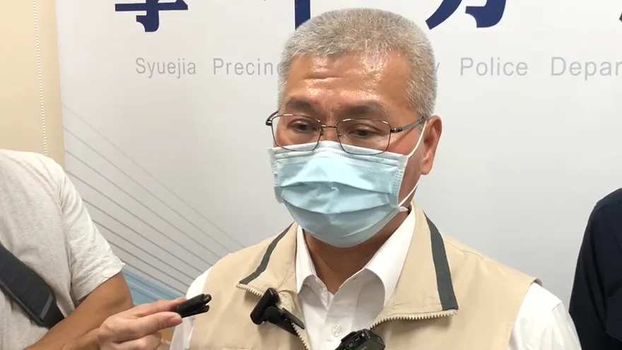 【影】台南瘋狂殺手行蹤曝光！囂張歹徒持衝鋒槍掃射科技公司58槍　再轉往服務處開30槍