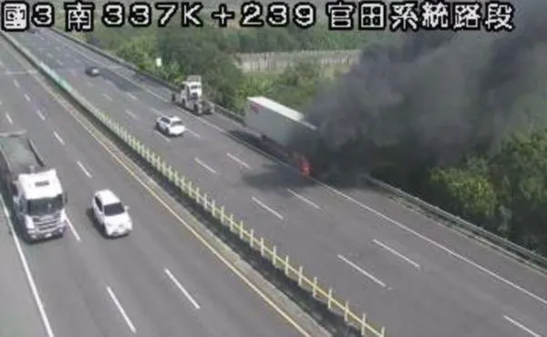 快訊/國道官田段驚爆貨櫃車火燒車！　起火原因待調查